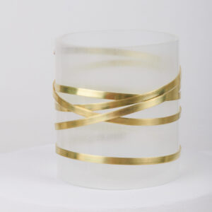 Brazalete acrilico transparente y cintas de bronce. Pieza única.