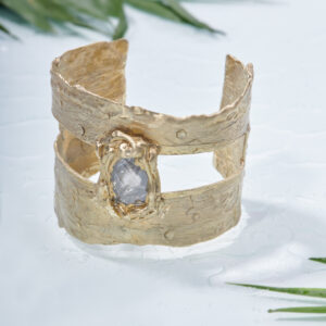 Brazalete en bronce con cristal transparente. Pieza única.